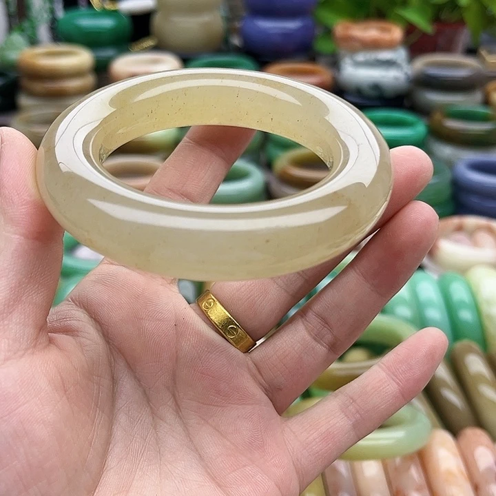 未镶嵌手镯（圆镯）石英质玉