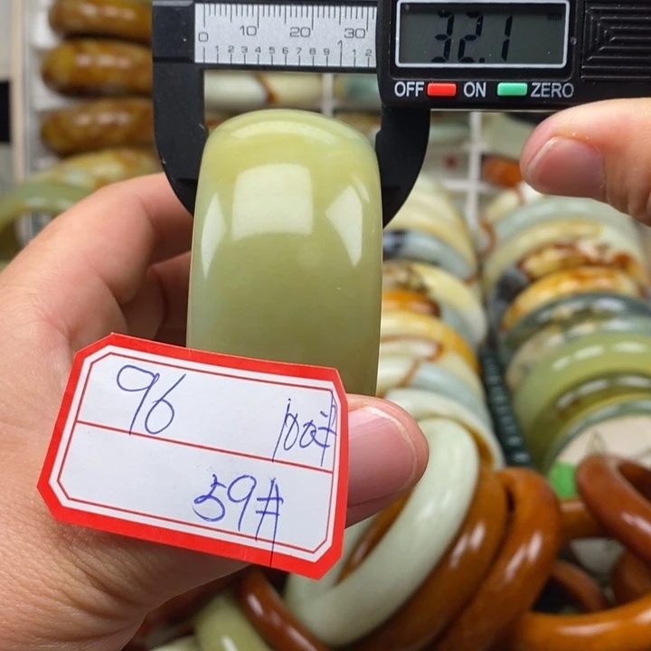 蛇纹石玉未镶嵌颈饰小**宝