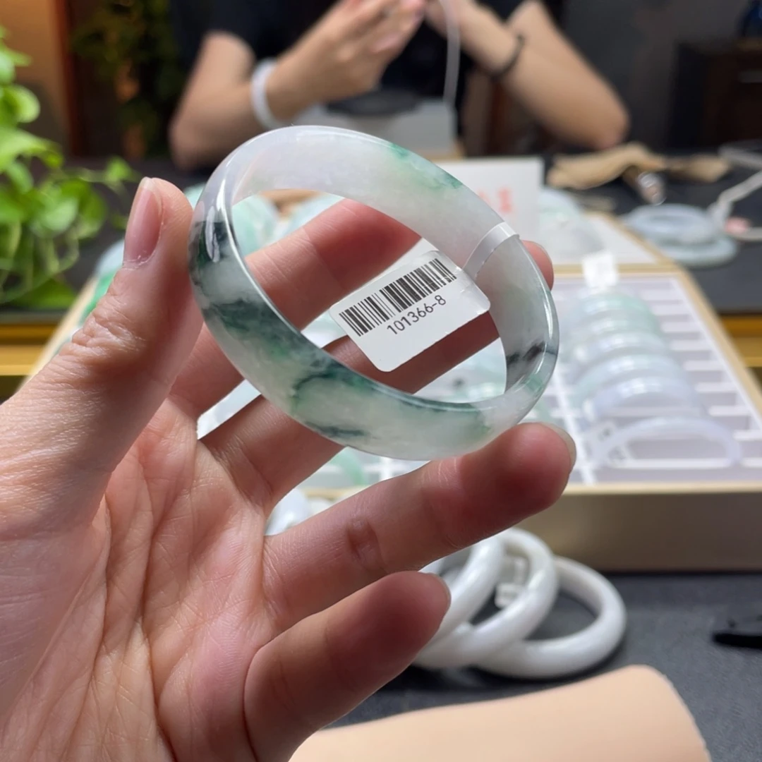 翡翠未镶嵌手镯52.8公主