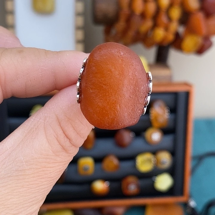 用***儿琥珀未镶嵌颈饰戒指