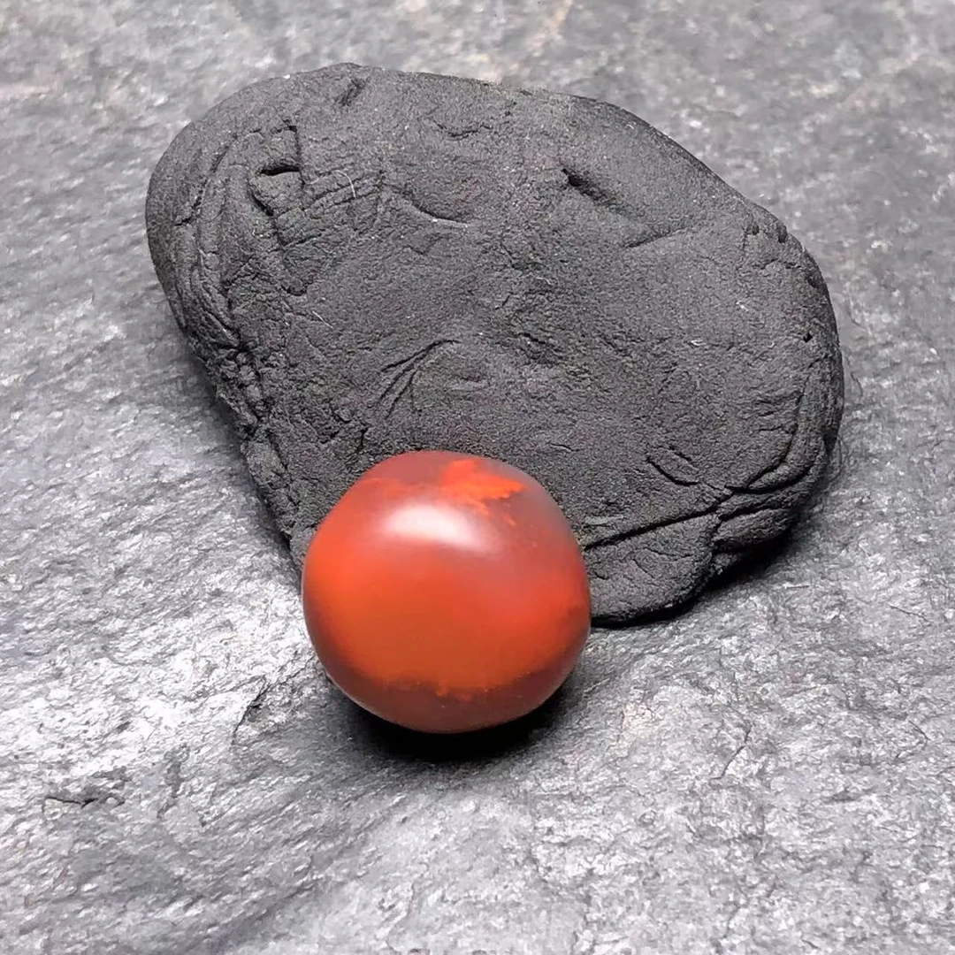 原矿南红随行直径8.7长度11毫米，天然手工打磨