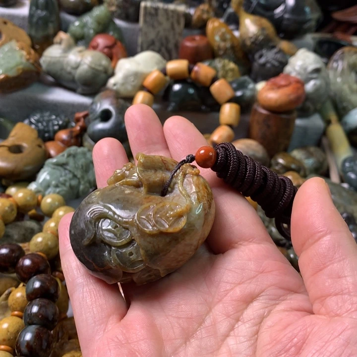 未镶嵌岫岩河磨玉（透闪石质玉）把件