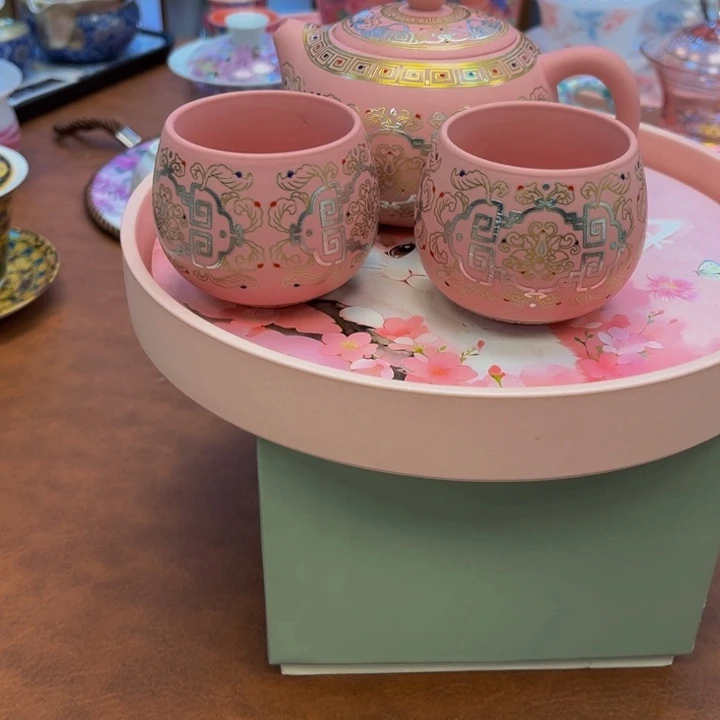 瓷片花花绿绿的小鸟在树上