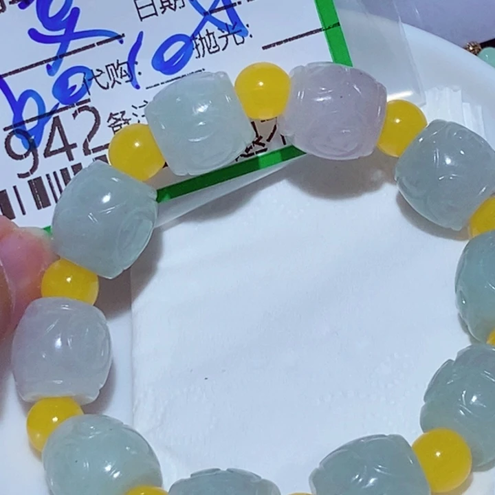 夏****翡翠未镶嵌颈饰谢谢