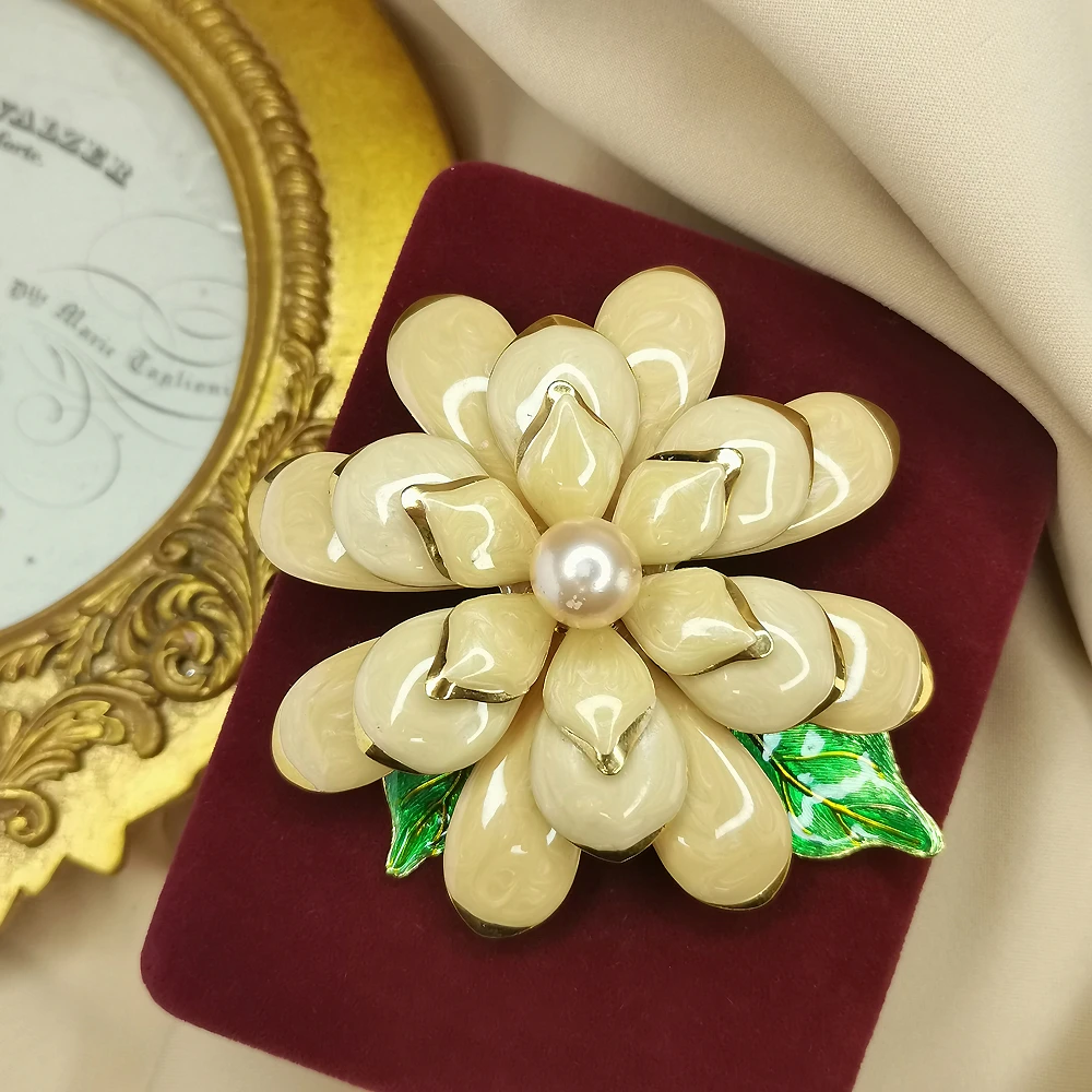 Jaon Rivers珐琅山茶胸针[2501204-064]