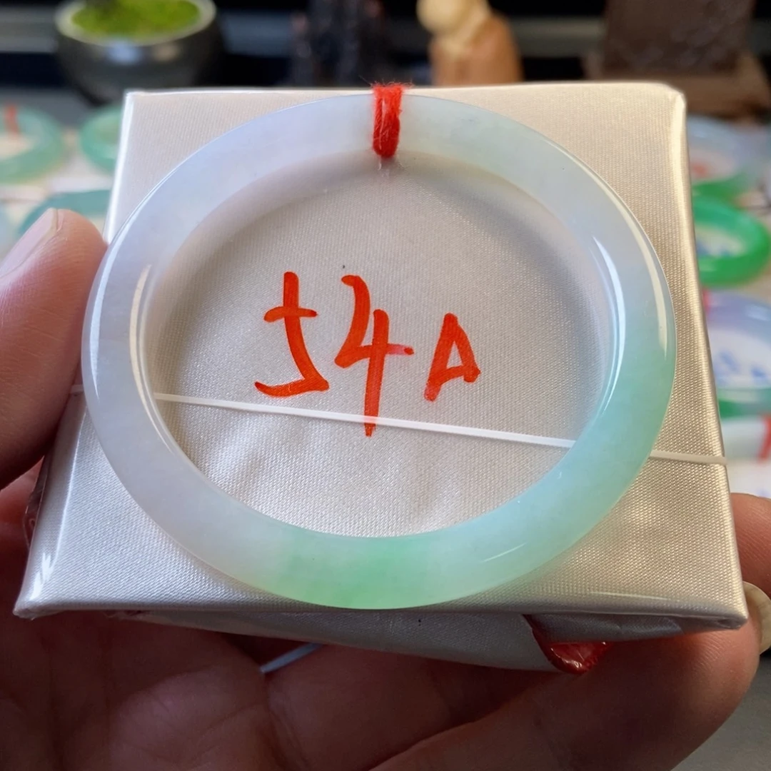 翡翠未镶嵌手镯2、飘绿美人条