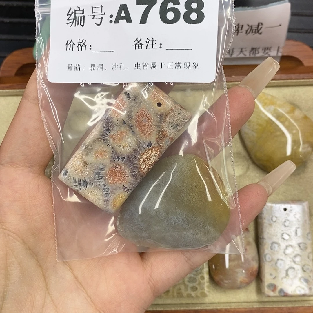 石英质玉未镶嵌颈饰金**人