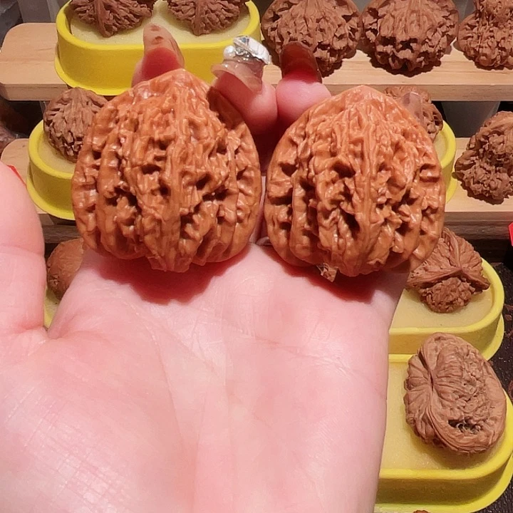 把件文玩核桃野生霞云岭