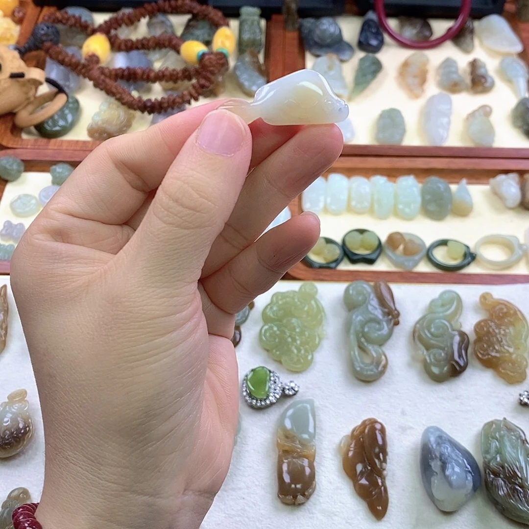 和田玉未镶嵌颈饰