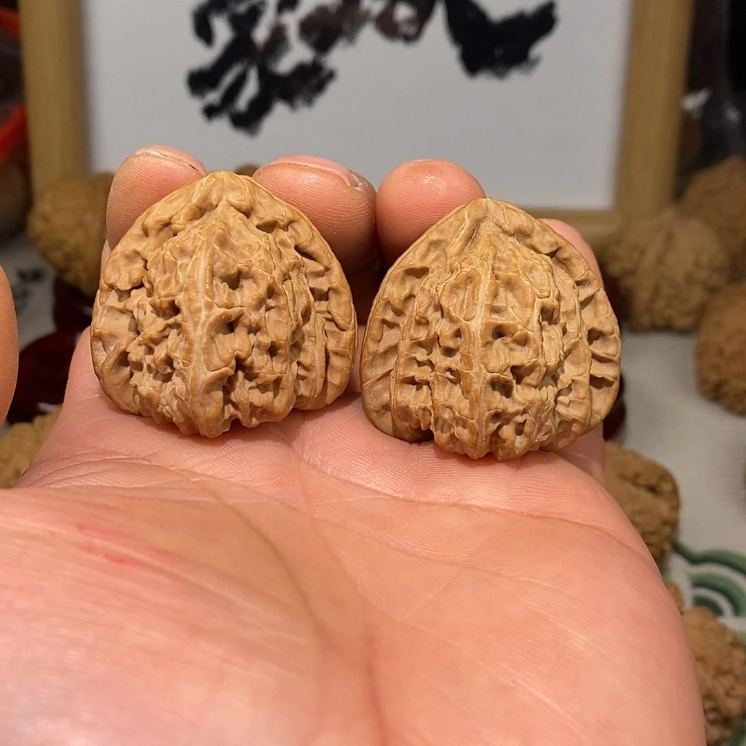 文玩核桃把件（****）38三角白狮子
