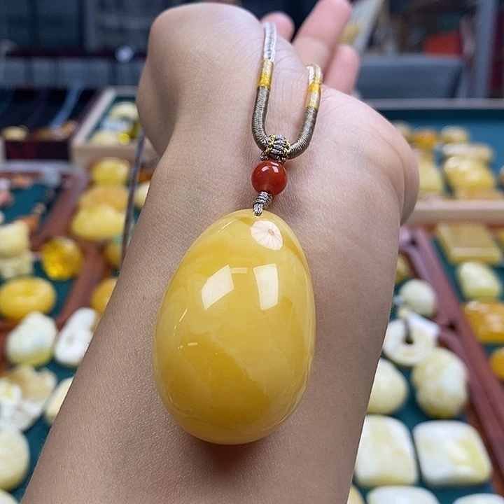 琥珀未镶嵌裸石鸡油黄水滴吊坠