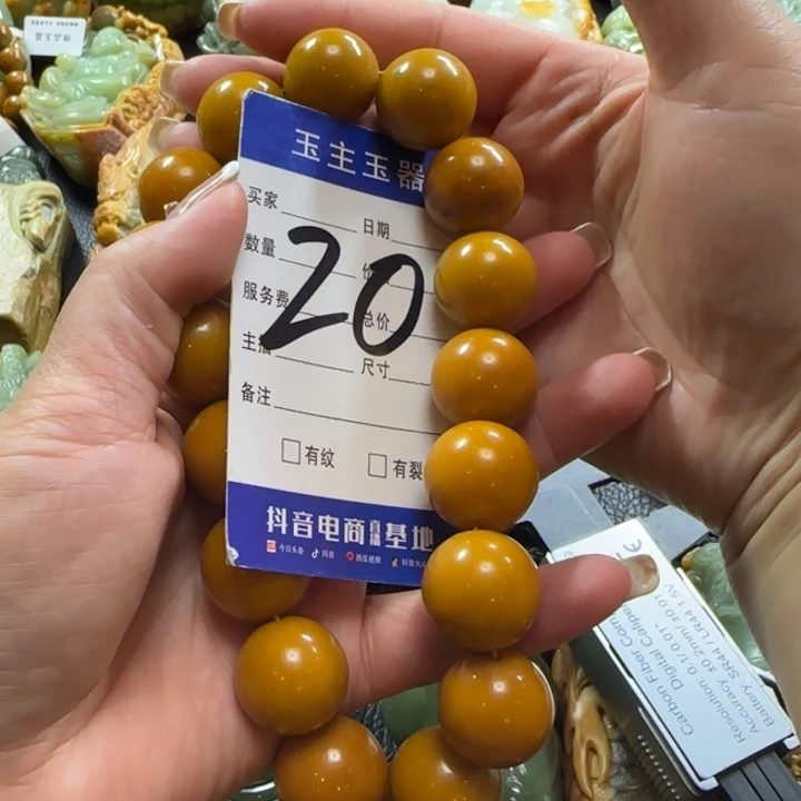 透闪石质玉手持未镶嵌中***生