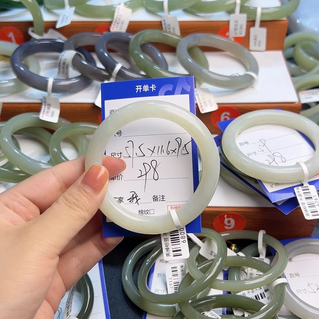 未镶嵌手镯和田玉我****。