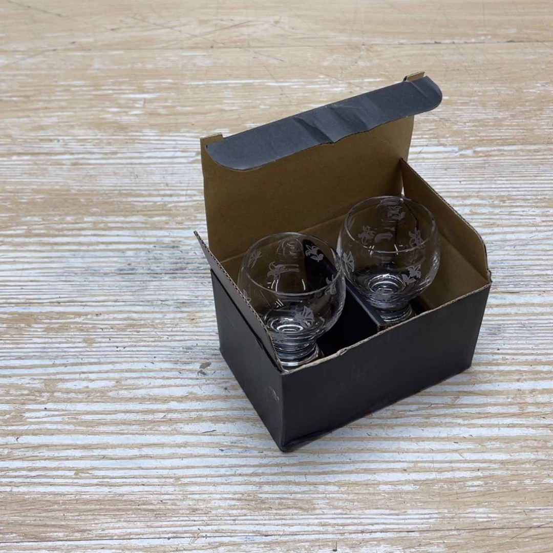 瓷片初**来密密麻麻地排列着一个