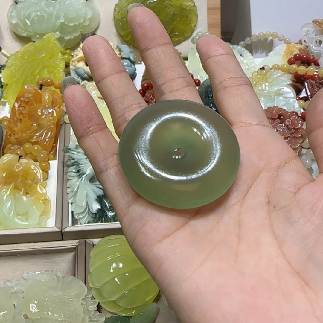 未镶嵌蛇纹石玉吊坠书*