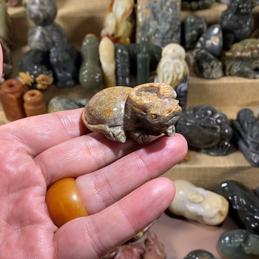 未镶嵌透闪石质玉挂件