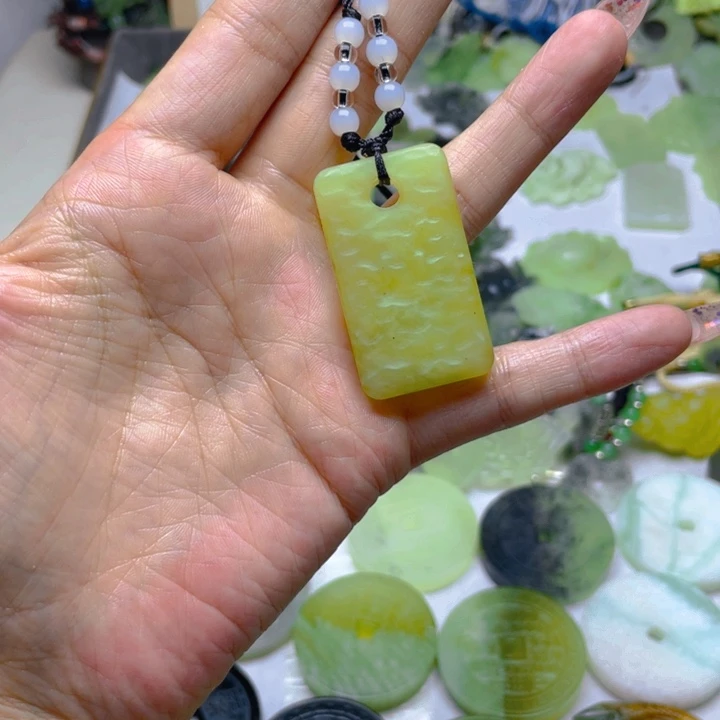 蛇纹石玉未镶嵌颈饰