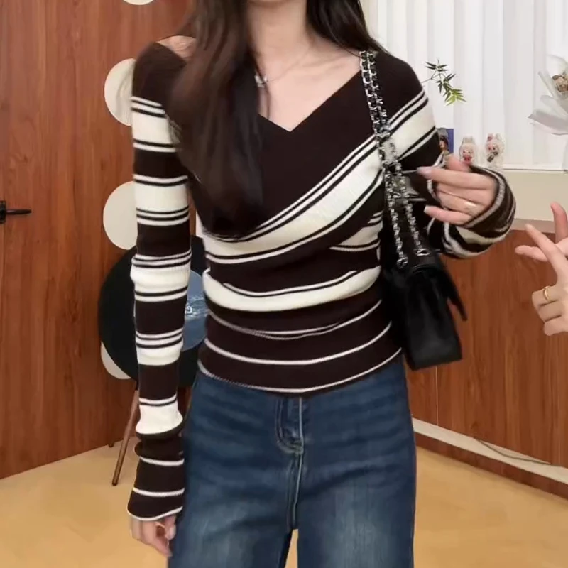 【秋日织语】交叉V领条纹百搭长袖收腰设计感上衣针织衫LK2506492