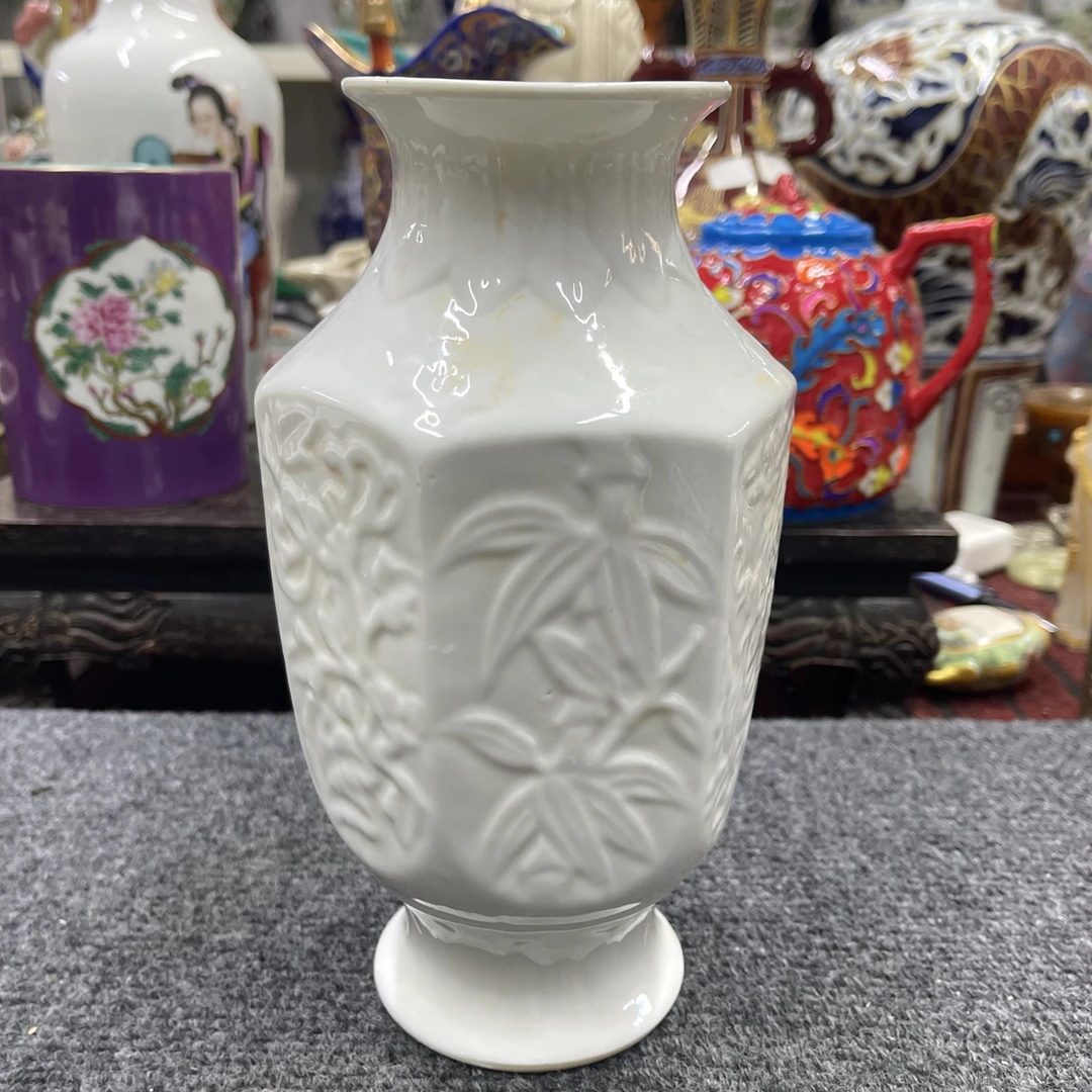 白瓷浮刻六边内绘赏瓶摆件