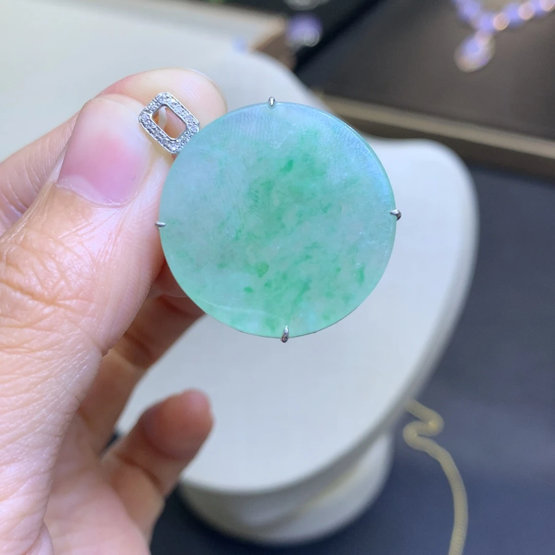 颈饰18K金镶嵌翡翠