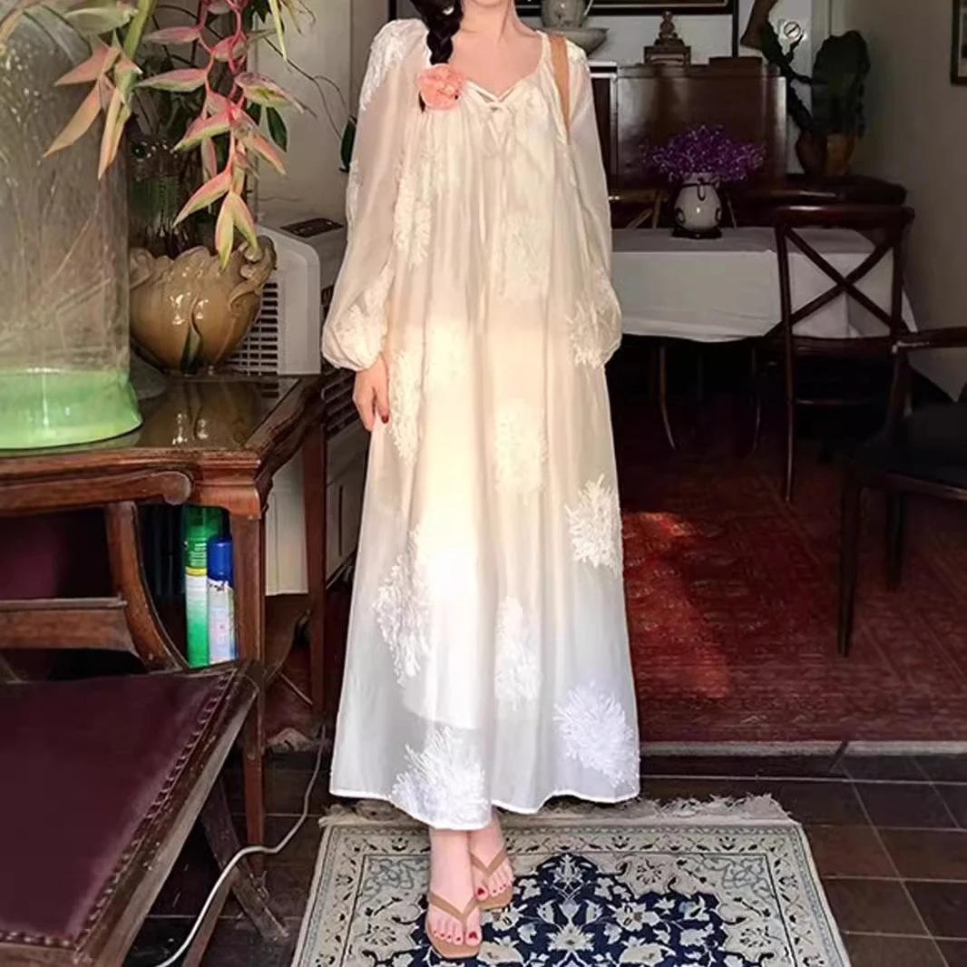 法式温柔风2025新款刺绣长裙高级感白色长袖大码连衣裙遮肉显瘦
