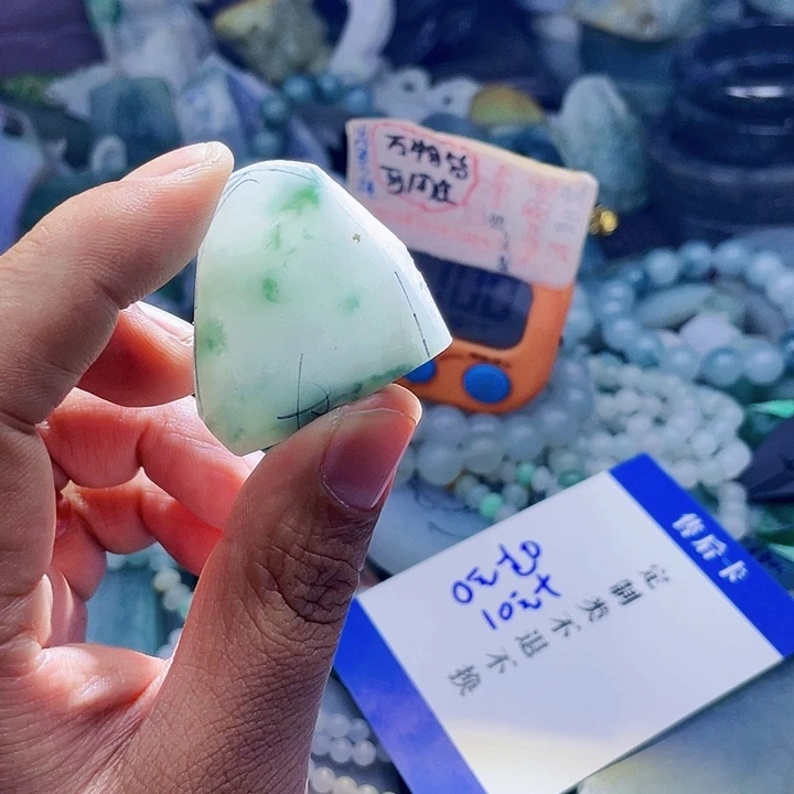 翡翠颈饰未镶嵌心**生翡翠