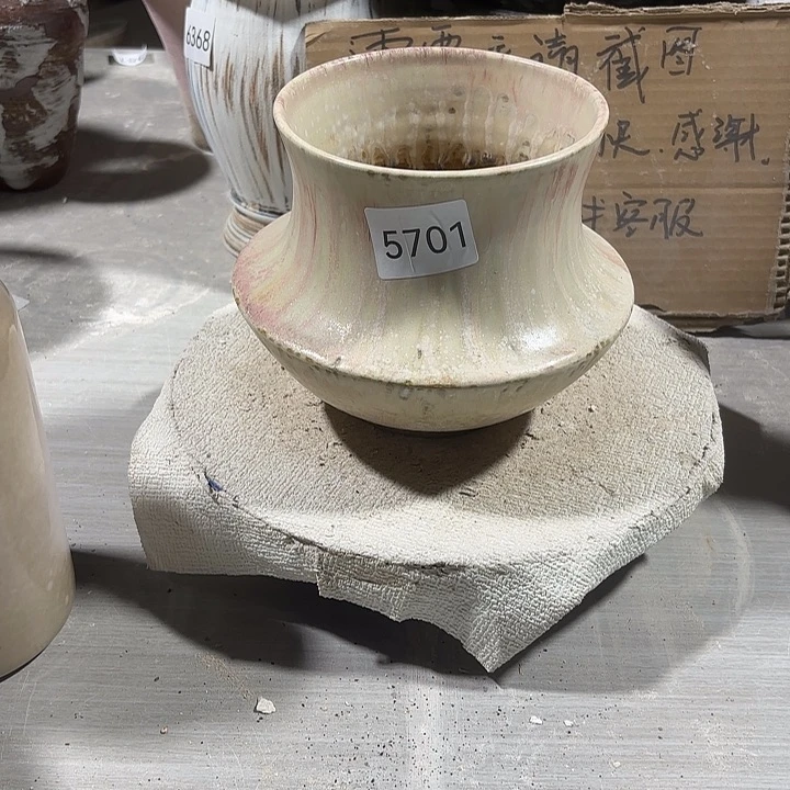 摆件陶高15，内口10.5，，有孔，5701
