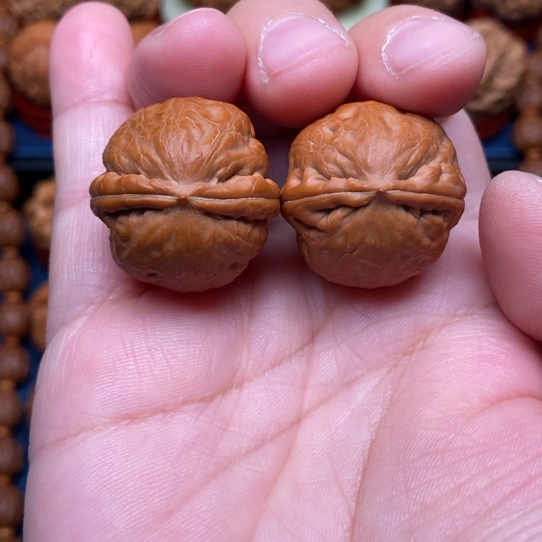 文玩核桃把件手捻一绣球