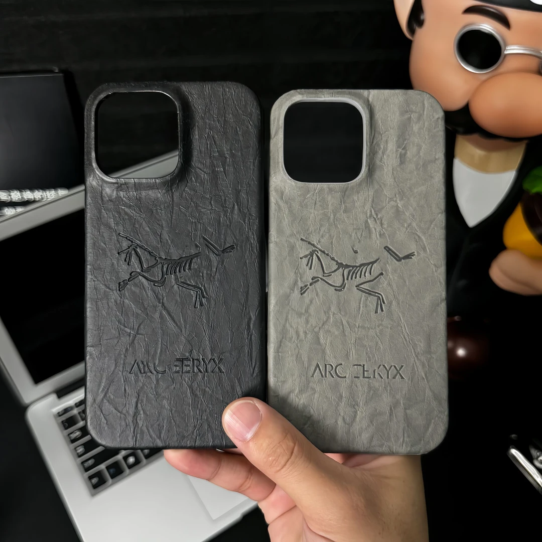 高级皮质褶皱潮牌鸟适用苹果16硬壳15ProMax半包iPhone13手机壳14
