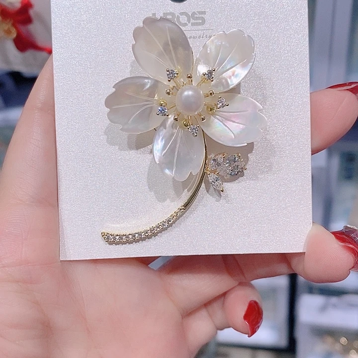 锆石铜合金贝壳花朵胸针