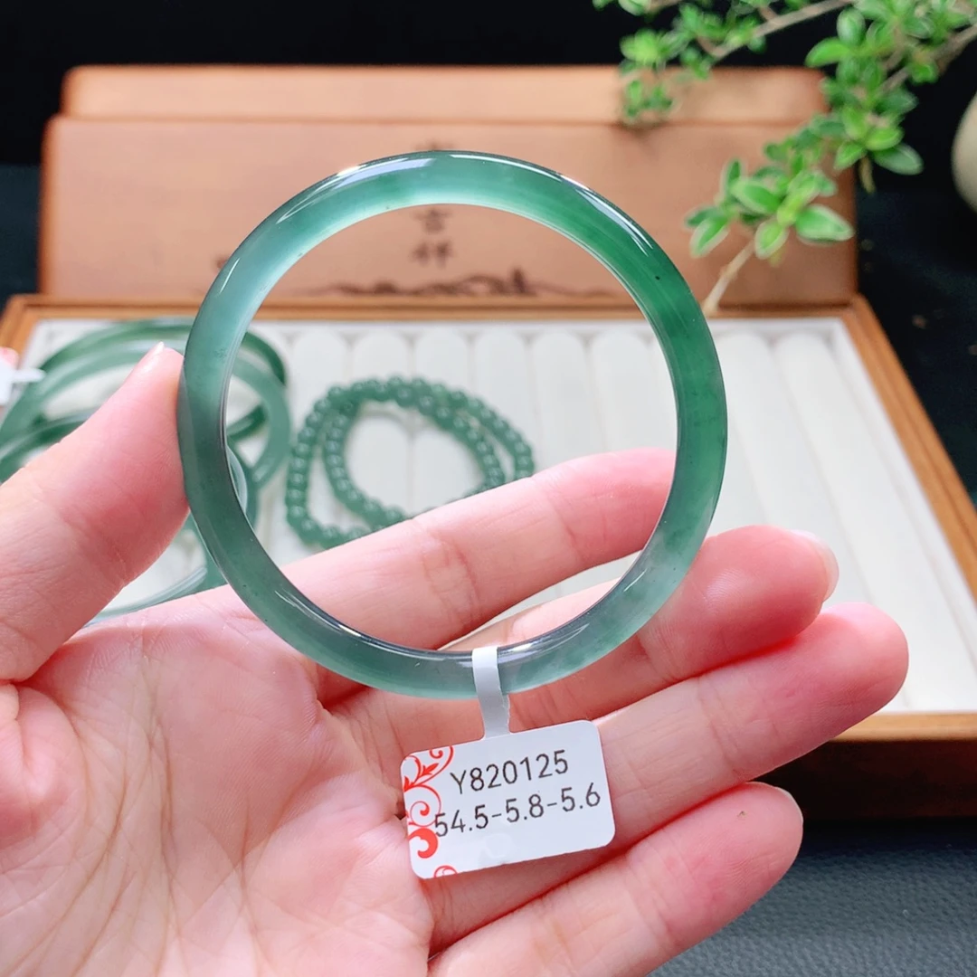 李***k未镶嵌手镯（圆镯）翡翠