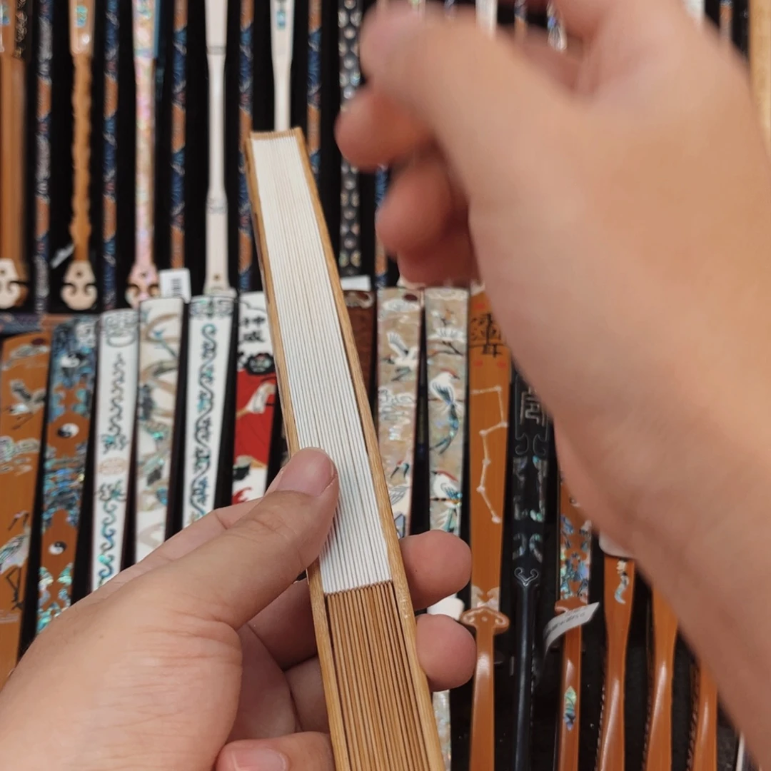 庆***辉扇子纯手工制作工艺精湛