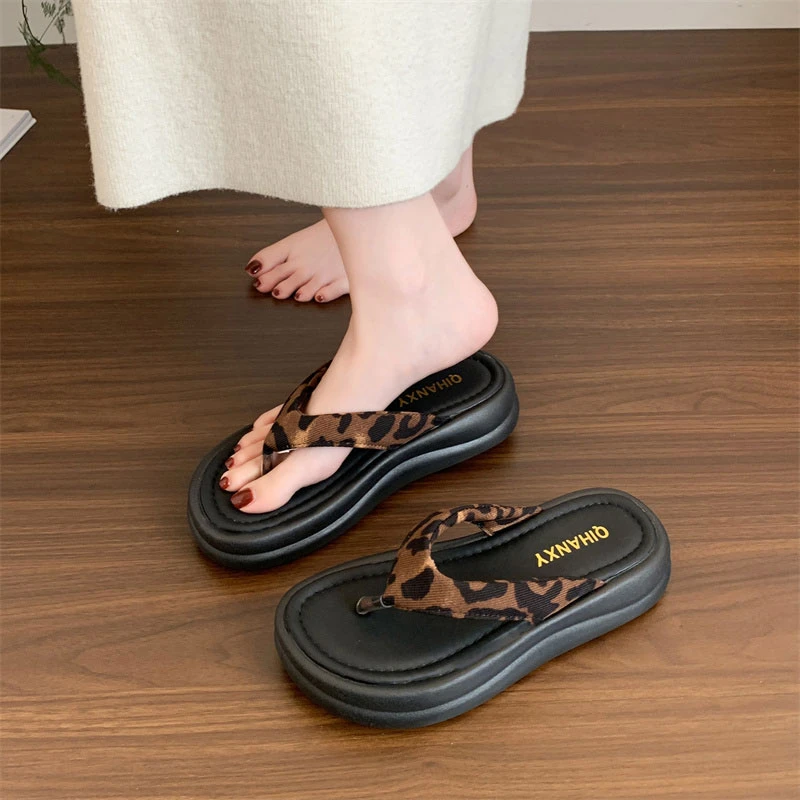 厚底豹纹夹脚人字拖鞋女夏外穿2025新款配裙子海边沙滩度假凉拖鞋
