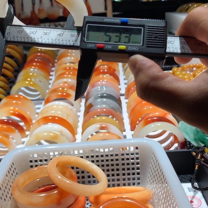 未镶嵌手镯石英质玉