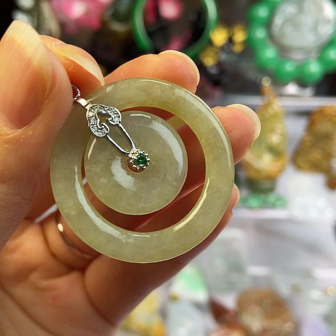 颈饰未镶嵌翡翠环环相扣