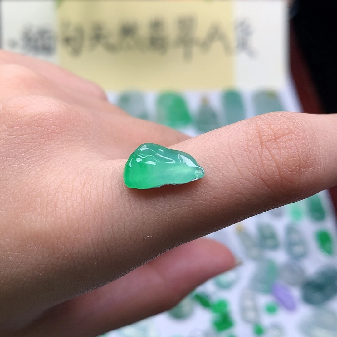 翡翠裸石缅甸天然A货翡翠阳绿