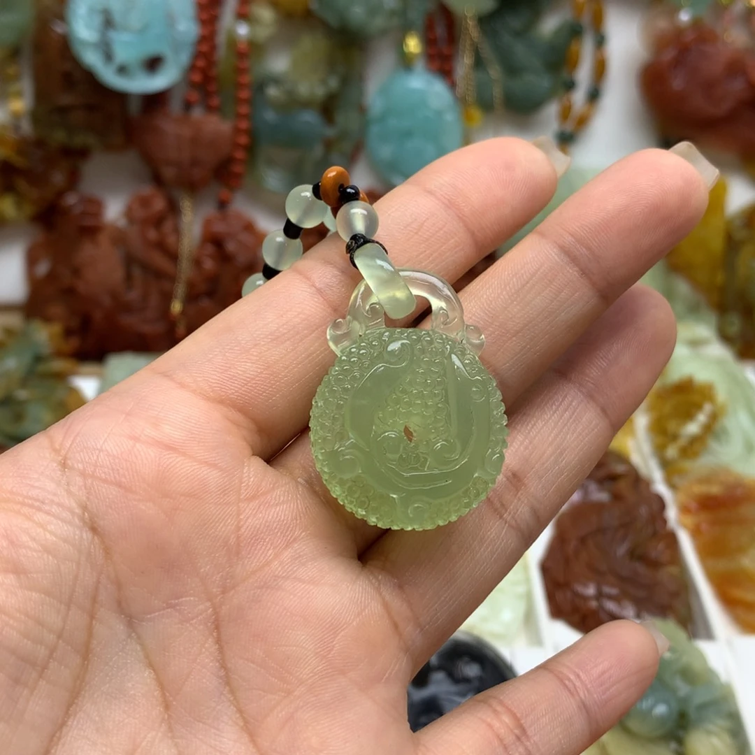 蛇纹石玉颈饰未镶嵌