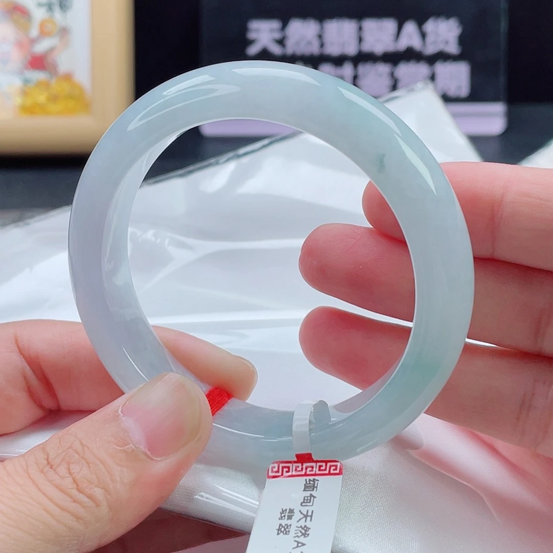 翡翠未镶嵌手镯淡蓝底56