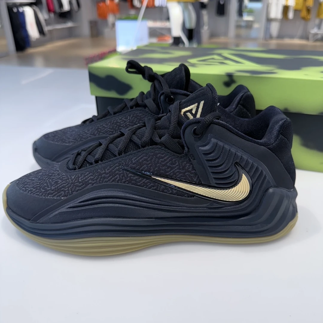 【滔搏联动】NIKE耐克男子双旦礼黑金篮球鞋HF3451-006