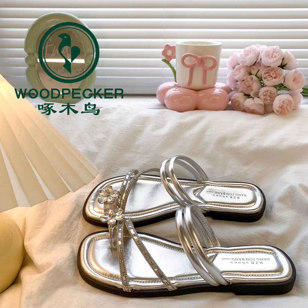 啄木鸟绝美配裙子水钻套趾凉拖鞋女夏季2025新款平底海边沙滩凉鞋