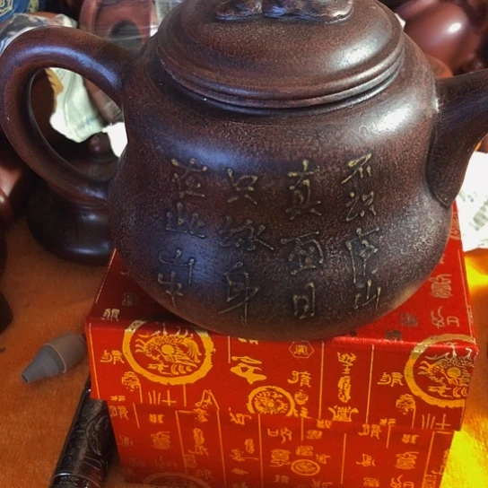 紫砂茶壶原矿泥料手工制作的紫砂壶。