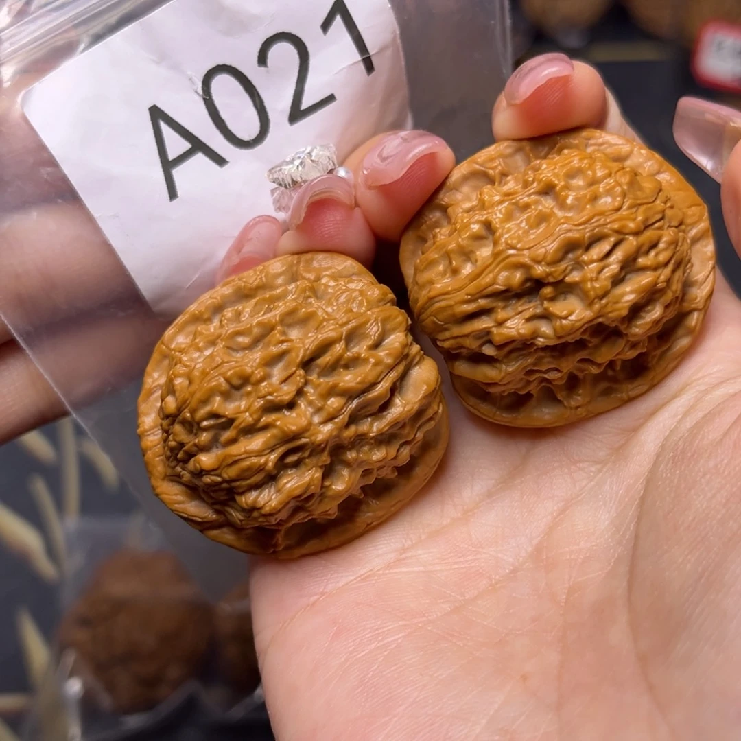 文玩核桃吊坠红狮子38