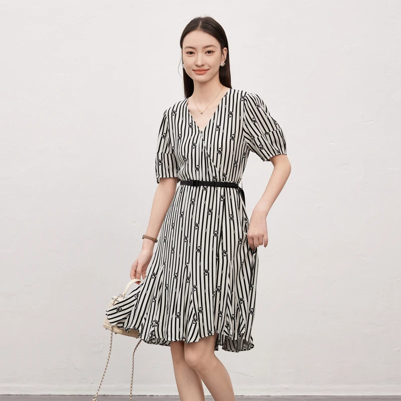 XG雪歌通勤V领短袖连衣裙夏季新款中长款条纹印花a字裙子女装