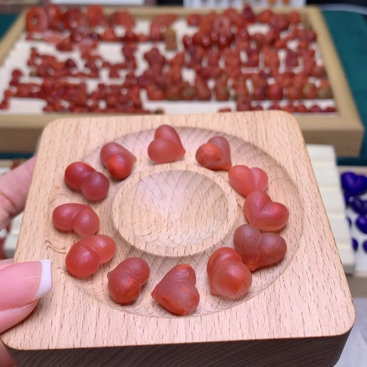 南红玛瑙未镶嵌珠宝半成品玫红紫底