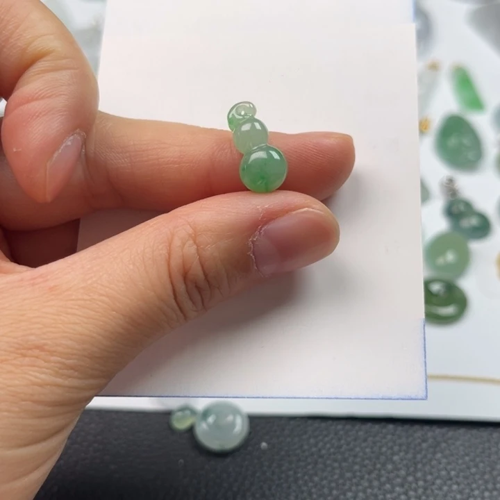 翡翠未镶嵌颈饰葫芦