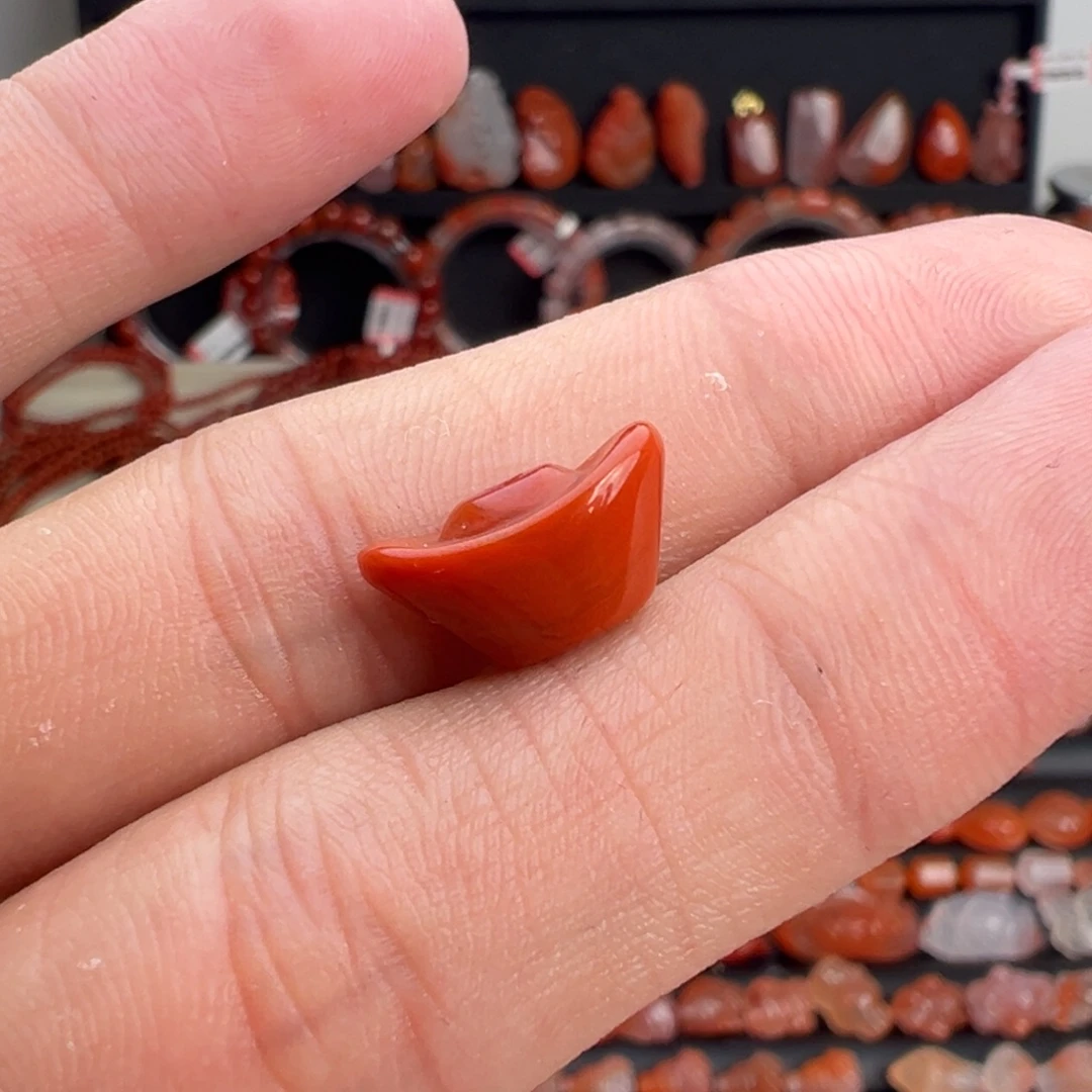 南红玛瑙未镶嵌颈饰元宝