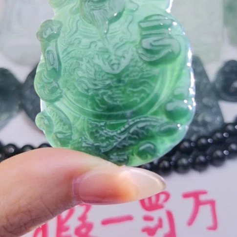 翡翠颈饰未镶嵌天然的A货翡翠多样性发货