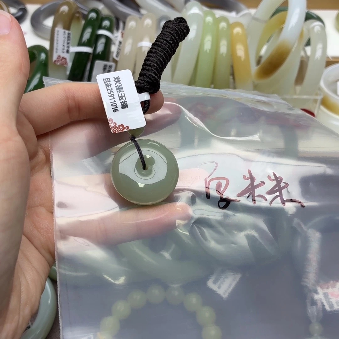 夏***米和田玉未镶嵌手镯