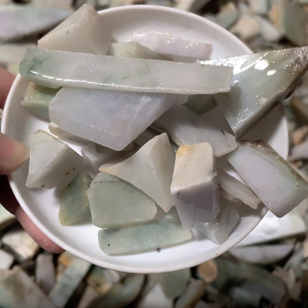 颈饰未镶嵌翡翠。