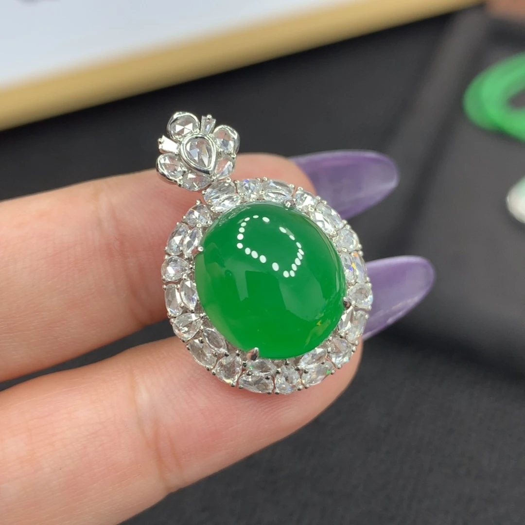 颈饰18K金镶嵌翡翠蛋面